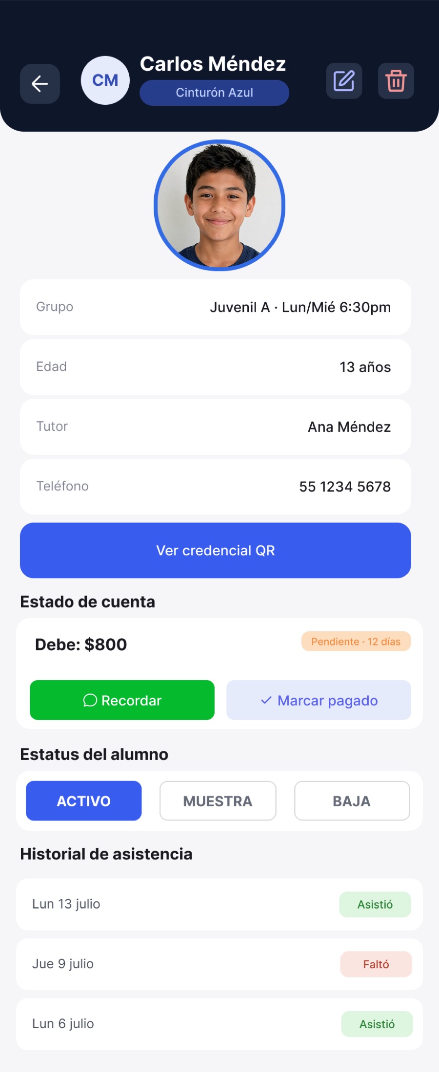 Perfil de alumno con foto recortada automáticamente, grupo, edad, tutor, estado de cuenta y historial de asistencia