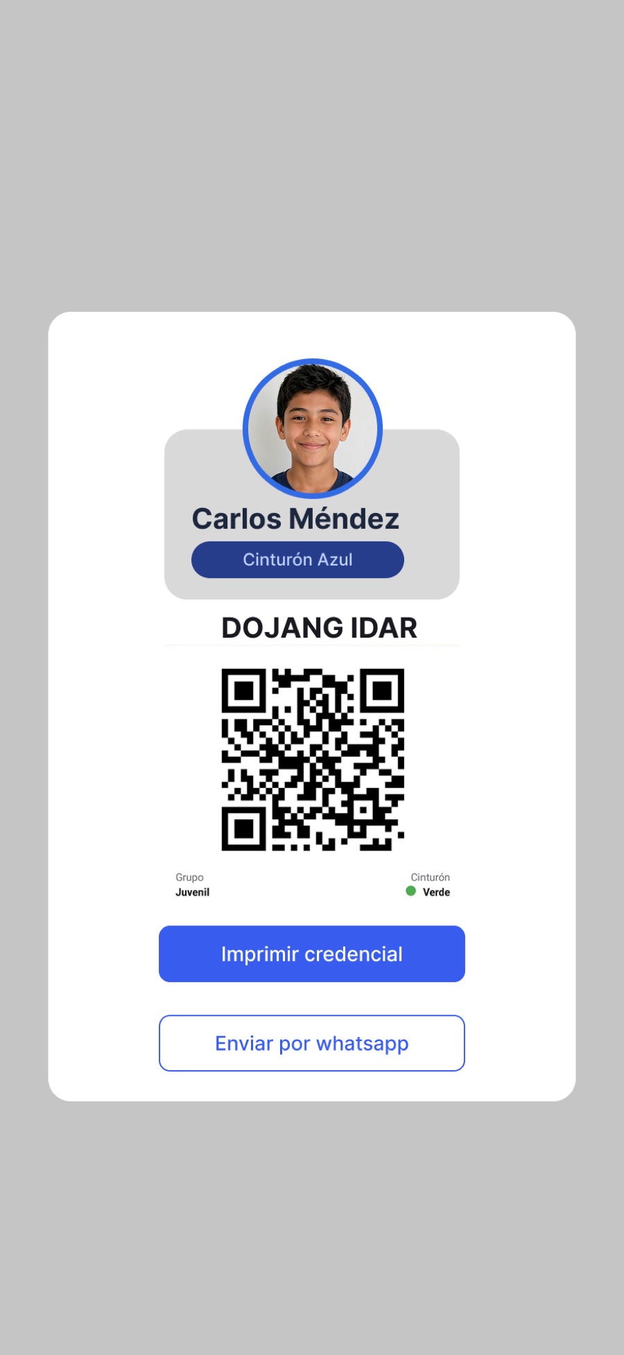 Credencial imprimible de alumno con foto, nombre, cinturón, código QR de check-in y opciones para imprimir o enviar por WhatsApp