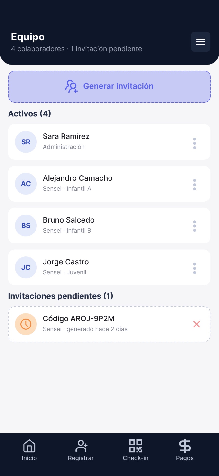 Pantalla de Equipo mostrando colaboradores con su rol (Administración, Sensei) y una invitación pendiente con código de acceso